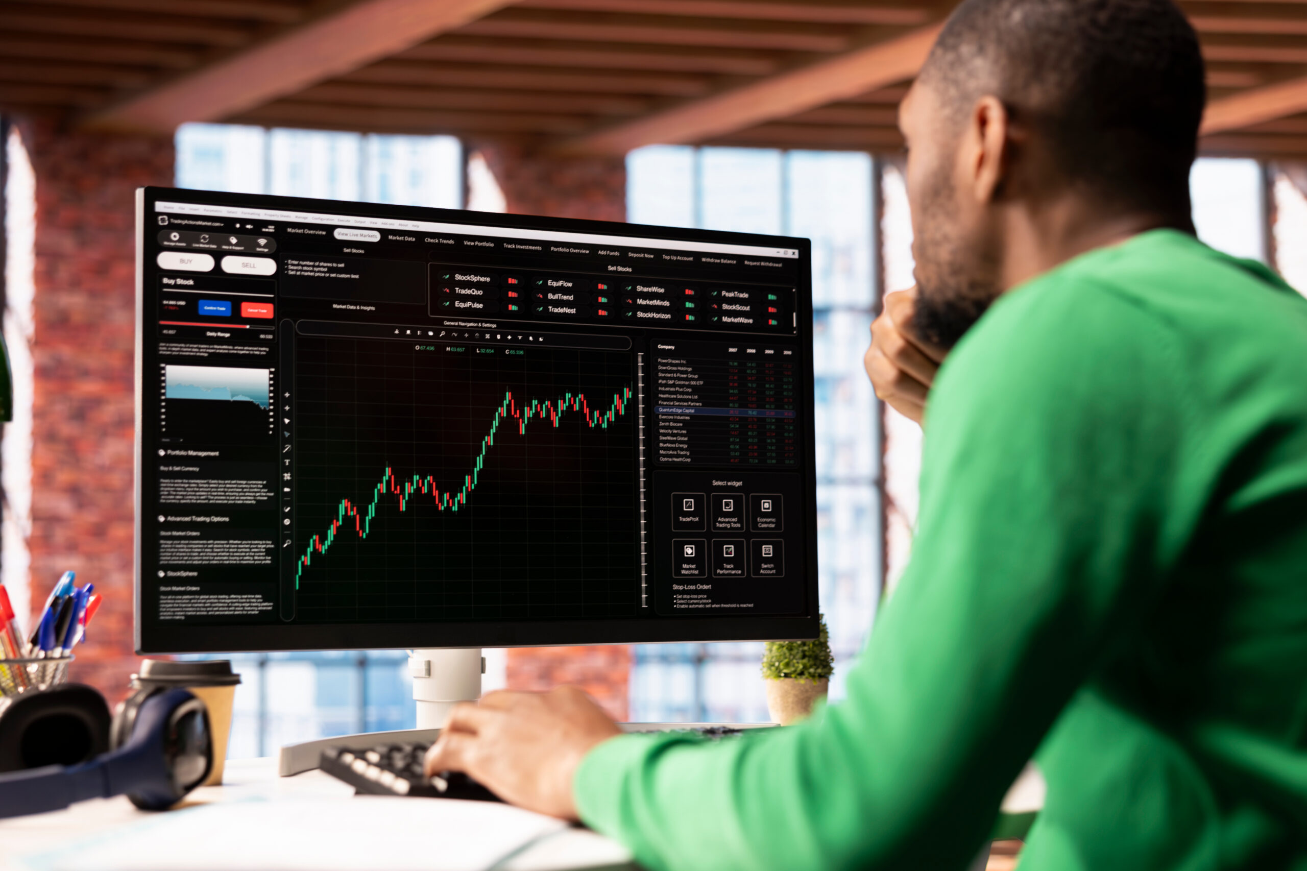Trader analisando em seu monitor o gráfico de paridade observando e analisando